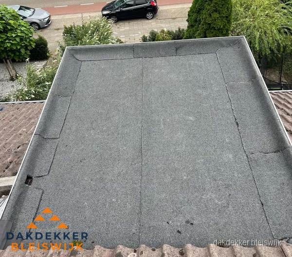 Nieuw aangebrachte bitumen dakbedekking op plat dak in Bleiswijk Nieuw aangebrachte bitumen dakbedekking op plat dak in Bleiswijk