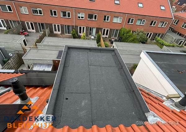Plat dak met bitumen bedekking naast dakkapel in Bleiswijk Plat dak met bitumen bedekking naast dakkapel in Bleiswijk