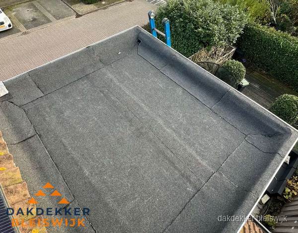 Gerenoveerd plat dak met nieuwe bitumen dakbedekking in Bleiswijk