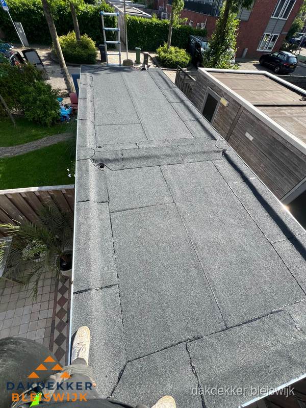 Bitumen plat dak rijtjeswoning vanuit dakdekker perspectief in Bleiswijk Bitumen plat dak rijtjeswoning vanuit dakdekker perspectief in Bleiswijk