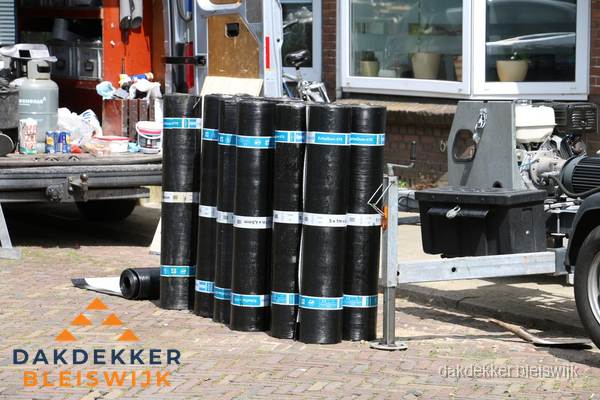 Rollen bitumen dakbedekking klaar voor daklekkage reparatie in Bleiswijk Rollen bitumen dakbedekking klaar voor daklekkage reparatie in Bleiswijk
