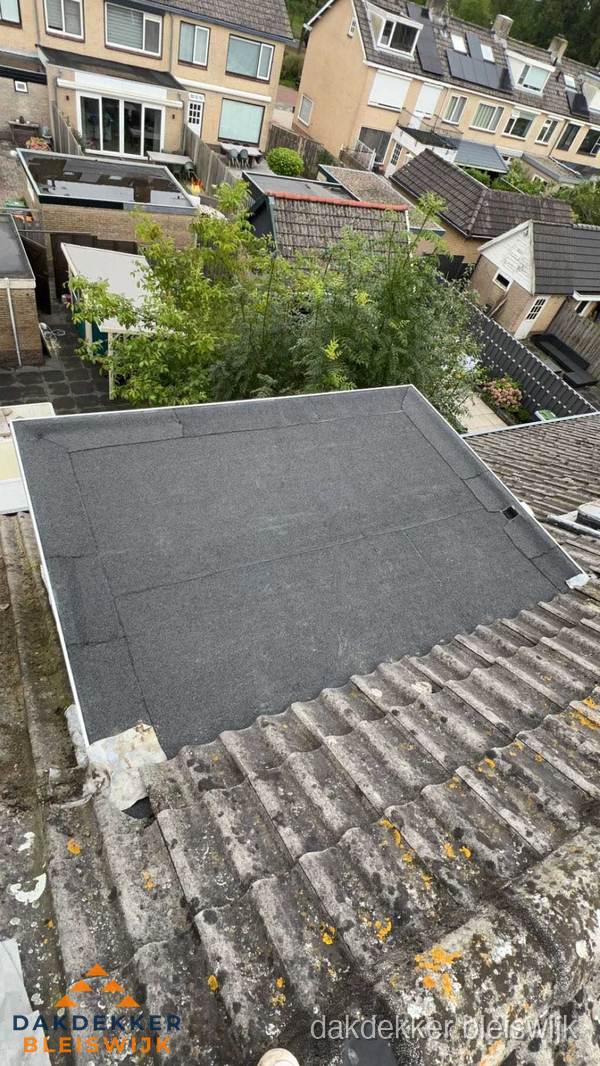 Plat dak aanbouw met bitumen dakbedekking in woonwijk Bleiswijk Plat dak aanbouw met bitumen dakbedekking in woonwijk Bleiswijk