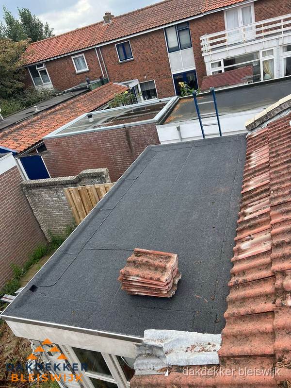 Aanbouw plat dak met reservepannen voor dakpannen vervangen in Bleiswijk Aanbouw plat dak met reservepannen voor dakpannen vervangen in Bleiswijk