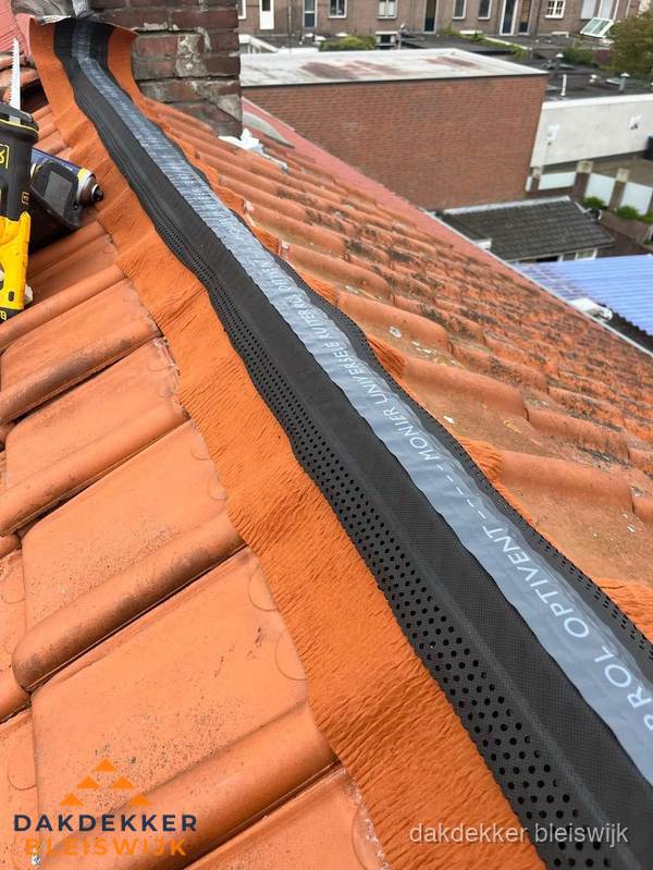 Nokventilatie installeren op hellend pannendak in Bleiswijk Nokventilatie installeren op hellend pannendak in Bleiswijk