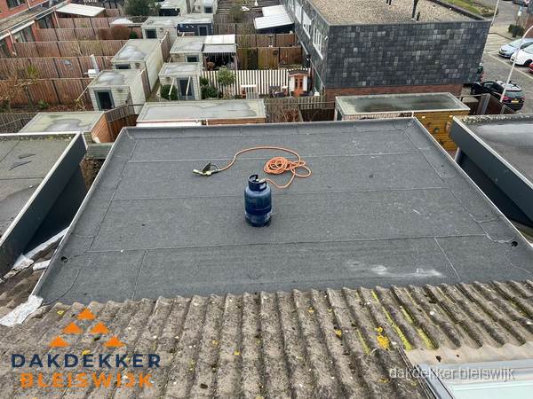 Plat dak met bitumen dakbedekking en brander in Bleiswijk