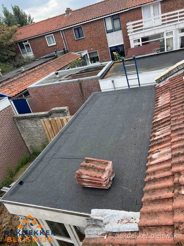 Plat dak aanbouw met bitumen naast schuin pannendak in Bleiswijk Plat dak aanbouw met bitumen naast schuin pannendak in Bleiswijk