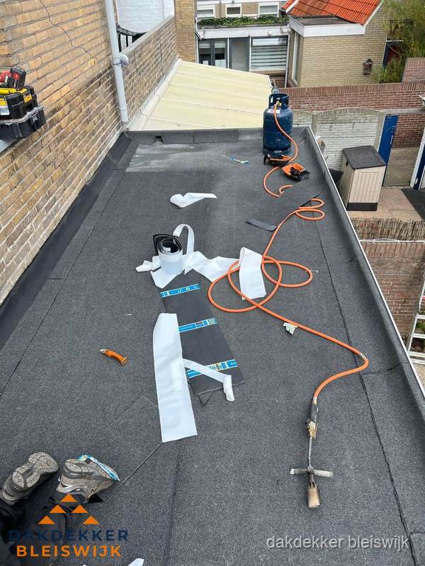 Dakdekkers bezig met bitumen dakbedekking in Bleiswijk