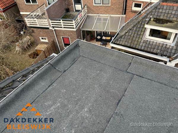 Overzicht plat dak met dakgoot in woonwijk Bleiswijk Overzicht plat dak met dakgoot in woonwijk Bleiswijk