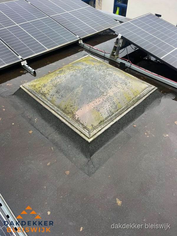 Vervuilde lichtkoepel op plat dak met zonnepanelen in Bleiswijk Vervuilde lichtkoepel op plat dak met zonnepanelen in Bleiswijk