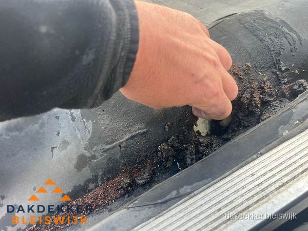 Schade aan bitumen dakbedekking op plat dak in Bleiswijk Schade aan bitumen dakbedekking op plat dak in Bleiswijk