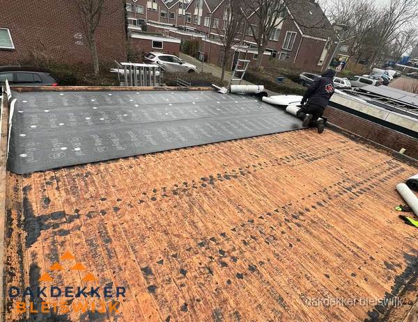 Dakdekker legt onderlaag op plat dak met houten constructie in Bleiswijk Dakdekker legt onderlaag op plat dak met houten constructie in Bleiswijk