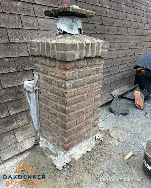 Schoorsteen reparatie met lood en voegwerk op leien dak in Bleiswijk