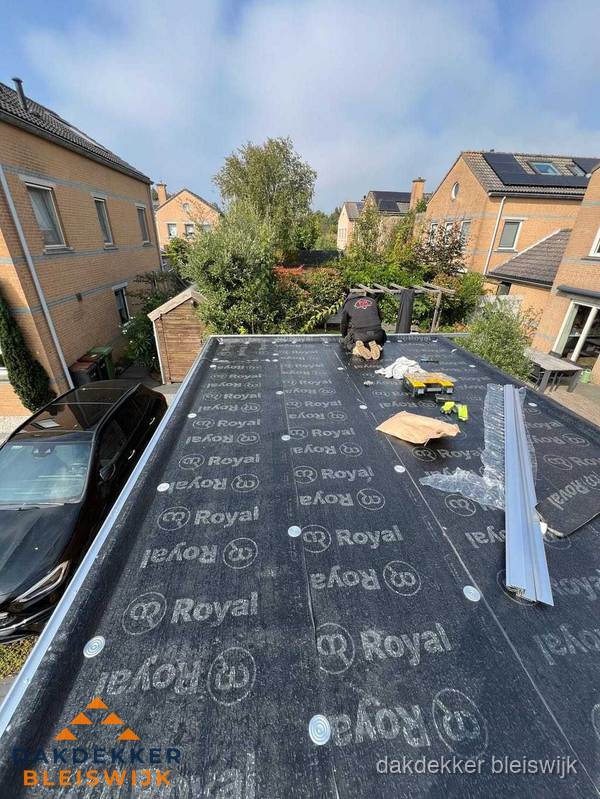 Nieuwe Royal bitumen dakbedekking op plat dak van aanbouw in Bleiswijk