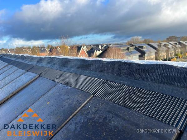 Dakisolatie bij de nok met ventilatieprofiel op schuin dak in Bleiswijk Dakisolatie bij de nok met ventilatieprofiel op schuin dak in Bleiswijk