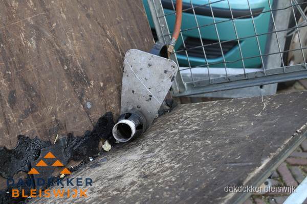 Dakdekkers gasbrander voor bitumen werkzaamheden in Bleiswijk