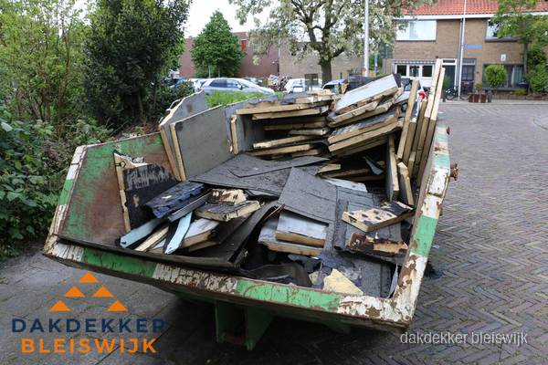 Puincontainer met oud dakmateriaal na dakrenovatie in Bleiswijk Puincontainer met oud dakmateriaal na dakrenovatie in Bleiswijk