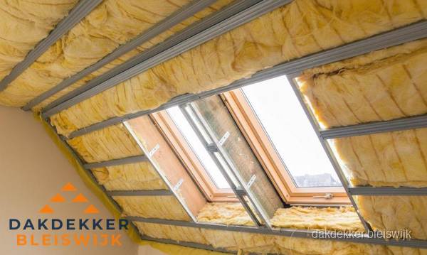 Schuin dak isoleren met glaswol bij dakraam in Bleiswijk Schuin dak isoleren met glaswol bij dakraam in Bleiswijk