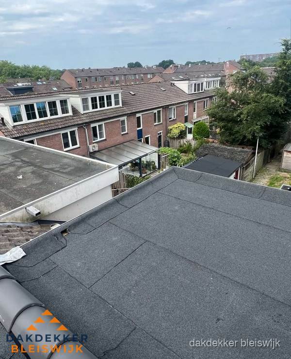 Vernieuwd plat dak met bitumen in woonwijk in Bleiswijk Vernieuwd plat dak met bitumen in woonwijk in Bleiswijk