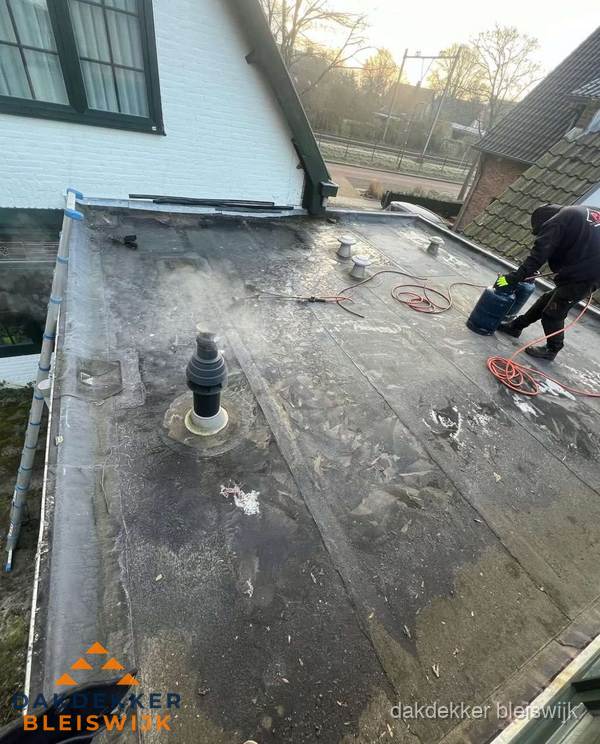 Dakdekker verhelpt daklekkage op plat dak in Bleiswijk