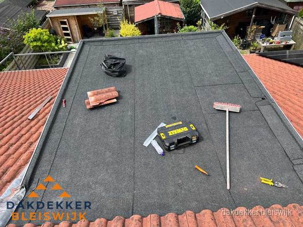 Nieuw plat dak met bitumen dakbedekking in Bleiswijk