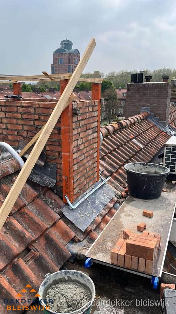 Schoorsteen renovatie met metselwerk op schuin dak in Bleiswijk Schoorsteen renovatie met metselwerk op schuin dak in Bleiswijk
