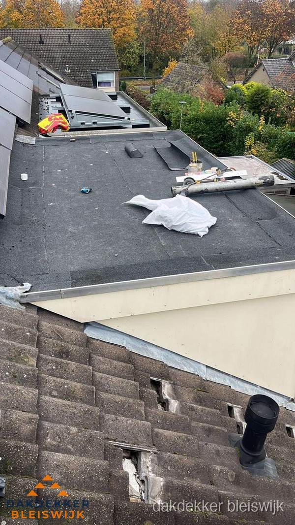 Beschadigde dakbedekking op plat dak voor reparatie in Bleiswijk Beschadigde dakbedekking op plat dak voor reparatie in Bleiswijk