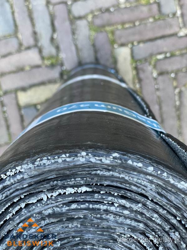 Rol bitumen dakleer met leislag voor plat dak in Bleiswijk Rol bitumen dakleer met leislag voor plat dak in Bleiswijk