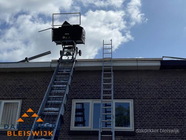 Ladderlift en ladder bij woning voor dakinspectie in Bleiswijk