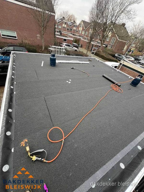 Afgewerkte dakrenovatie met bitumen op plat dak in Bleiswijk Afgewerkte dakrenovatie met bitumen op plat dak in Bleiswijk