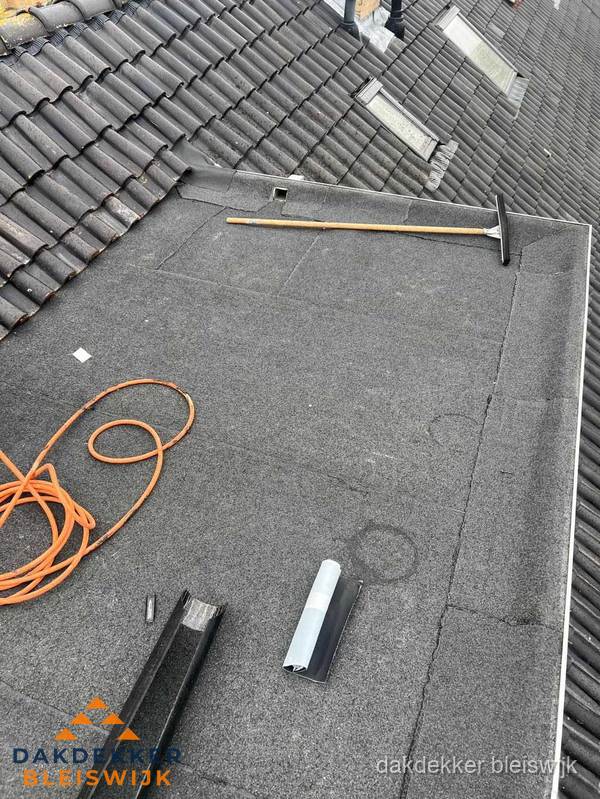 Plat dak reparatie met gereedschap en loodstroken in Bleiswijk Plat dak reparatie met gereedschap en loodstroken in Bleiswijk