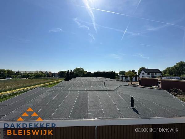 Groot plat dak met bitumen dakbedekking op bedrijfspand in Bleiswijk Groot plat dak met bitumen dakbedekking op bedrijfspand in Bleiswijk