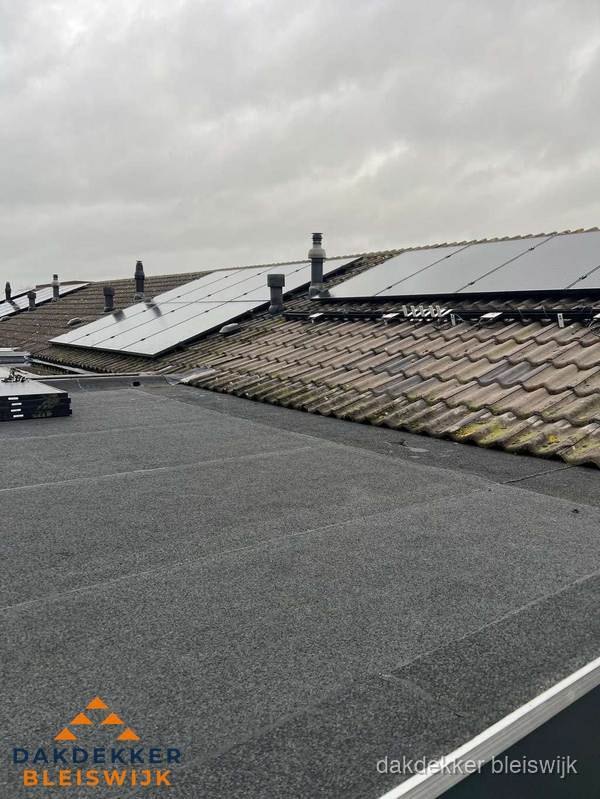 Bitumen dakbedekking op plat dak met aansluitend pannendak en zonnepanelen in Bleiswijk Bitumen dakbedekking op plat dak met aansluitend pannendak en zonnepanelen in Bleiswijk