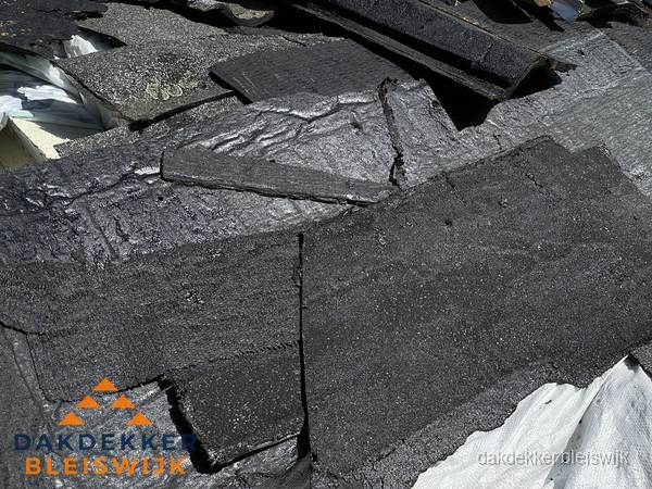 Verwijderd oud bitumen dakleer klaar voor vervanging in Bleiswijk Verwijderd oud bitumen dakleer klaar voor vervanging in Bleiswijk