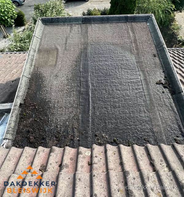 Verouderd plat dak met bitumen en slijtage voor lekkage inspectie in Bleiswijk Verouderd plat dak met bitumen en slijtage voor lekkage inspectie in Bleiswijk