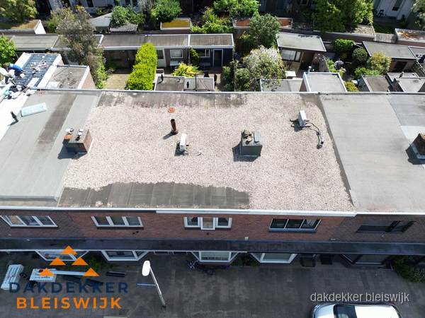 Plat dak met grindballast en dakdoorvoeren in Bleiswijk