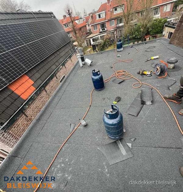 Daklekkage repareren met brandgereedschap op plat dak in Bleiswijk Daklekkage repareren met brandgereedschap op plat dak in Bleiswijk