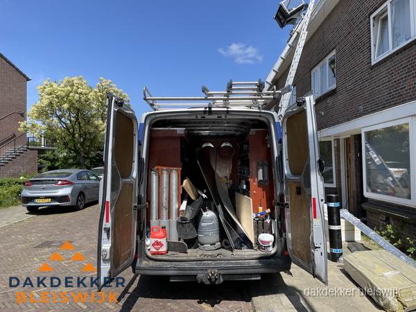 Spoed dakdekker bus met gereedschap en ladder bij woning in Bleiswijk