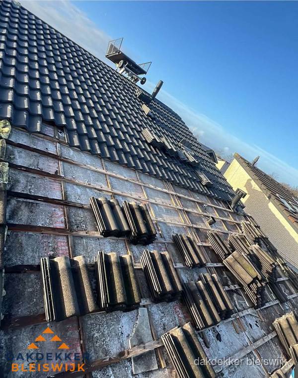 Schuin dak renovatie met nieuwe dakpannen in Bleiswijk Schuin dak renovatie met nieuwe dakpannen in Bleiswijk