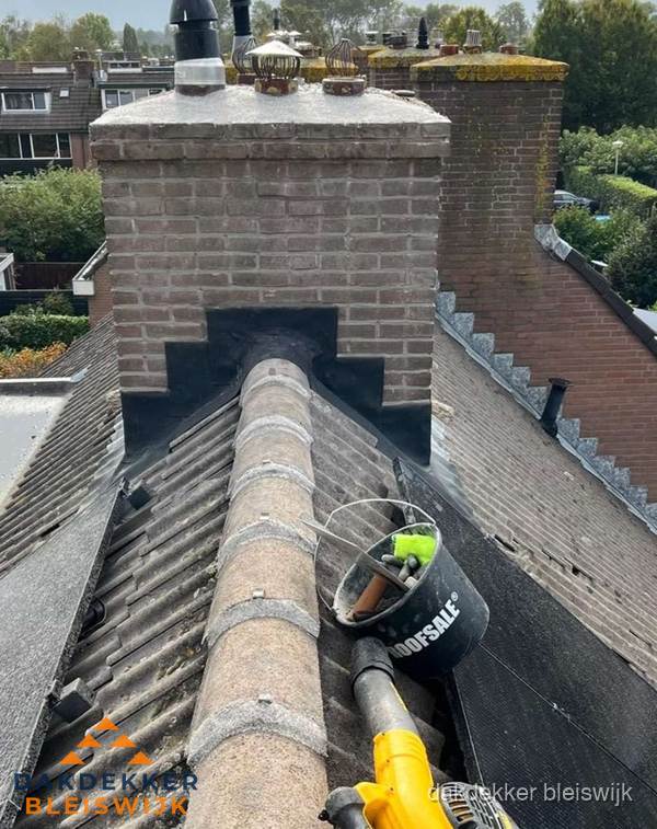 Schoorsteen met loodaansluiting en nokvorst op pannendak in Bleiswijk Schoorsteen met loodaansluiting en nokvorst op pannendak in Bleiswijk