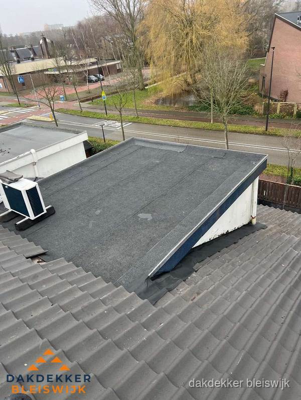 Plat dak met bitumen dakbedekking naast schuin pannendak in Bleiswijk Plat dak met bitumen dakbedekking naast schuin pannendak in Bleiswijk