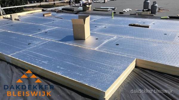PIR isolatieplaten worden gelegd op plat dak voor dakisolatie in Bleiswijk