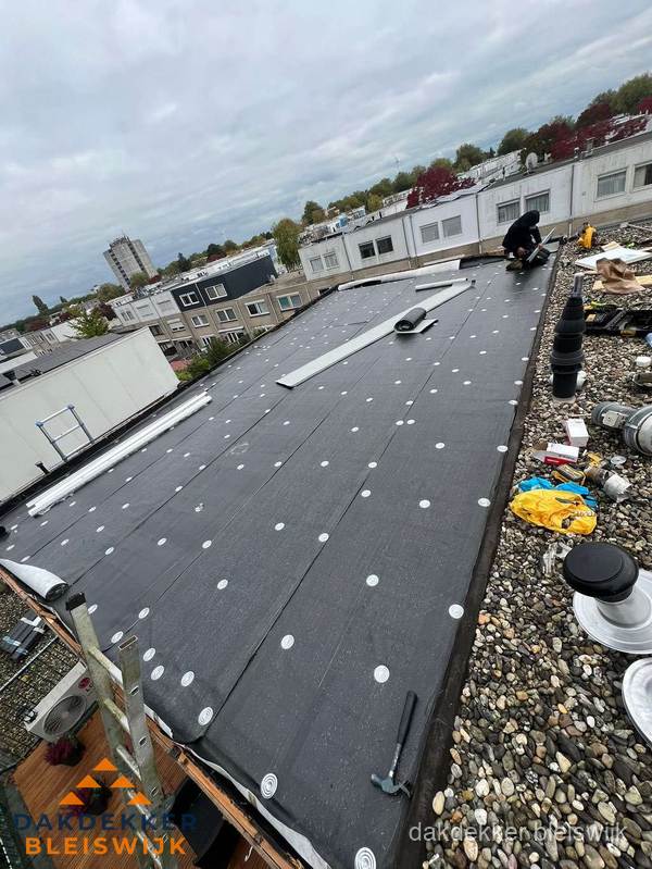 Dakleer vervangen op groot plat dak door dakdekker in Bleiswijk Dakleer vervangen op groot plat dak door dakdekker in Bleiswijk