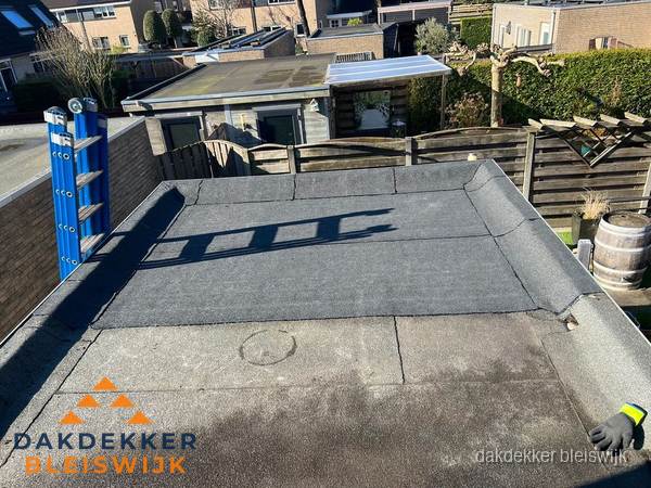 Dakdekker bij bitumen plat dak renovatie in Bleiswijk Dakdekker bij bitumen plat dak renovatie in Bleiswijk