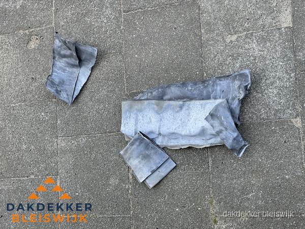 Oude verwijderde loodslabben na vervanging in Bleiswijk