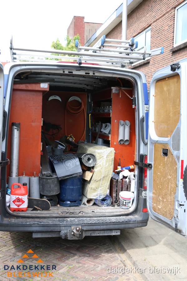 Bedrijfsbus van dakdekker met gereedschap en materialen in Bleiswijk