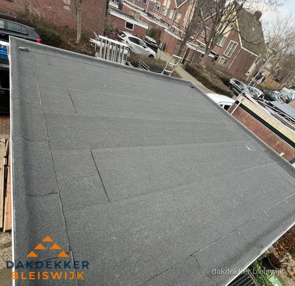 Nieuwe bitumen dakbedekking op plat dak van garage in Bleiswijk Nieuwe bitumen dakbedekking op plat dak van garage in Bleiswijk