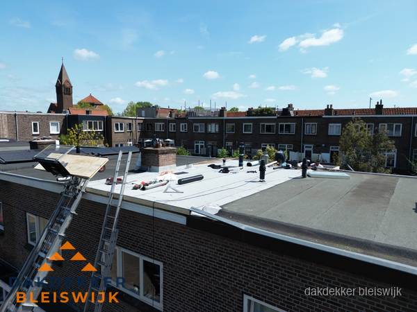 Dakdekkers aan het werk op plat dak in Bleiswijk