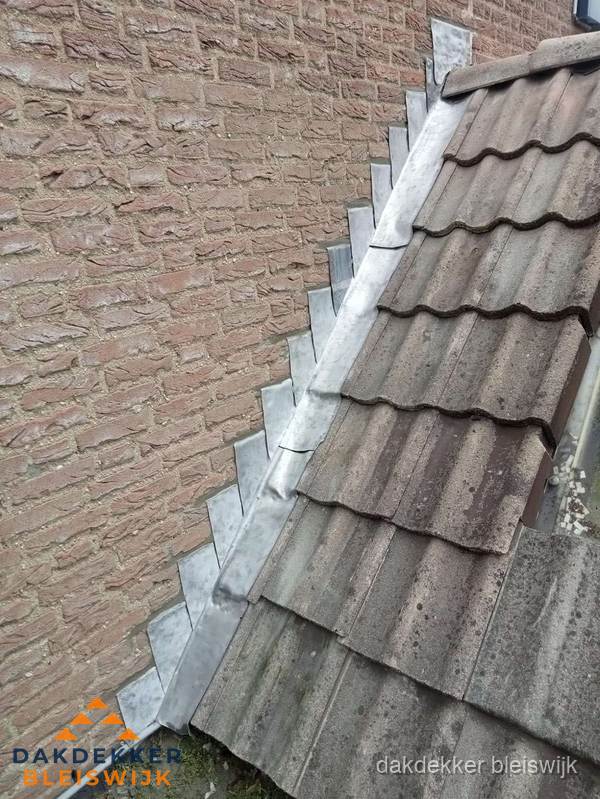 Loodslabben langs dakaansluiting bij bakstenen muur in Bleiswijk