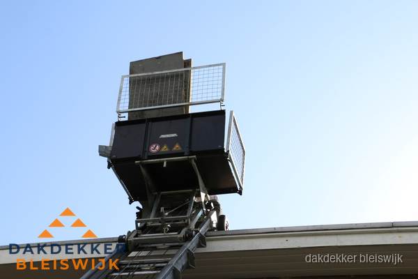 Dakdekkerslift voor materiaal transport bij dakwerkzaamheden in Bleiswijk