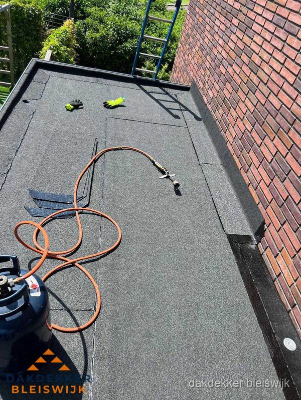 Plat dak met bitumen en brandgereedschap van dakdekkersbedrijf in Bleiswijk Plat dak met bitumen en brandgereedschap van dakdekkersbedrijf in Bleiswijk